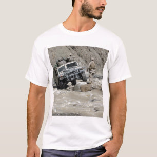 En amerikansk marin som vägleder föraren av en Hum Tee Shirt