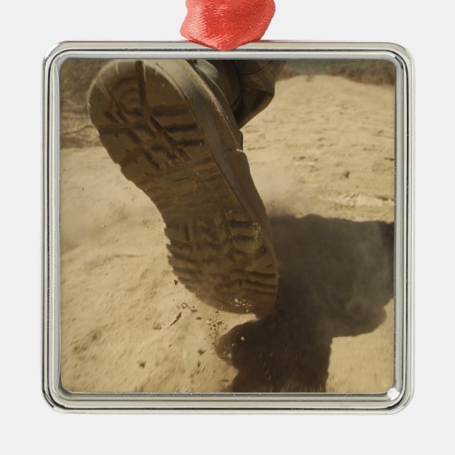 En amerikansk soldat går längs en smutsig väg julgransprydnad metall (Framsidan)