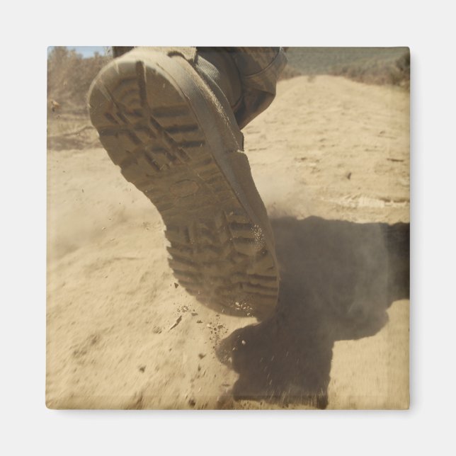 En amerikansk soldat går längs en smutsig väg magnet (Framsidan)