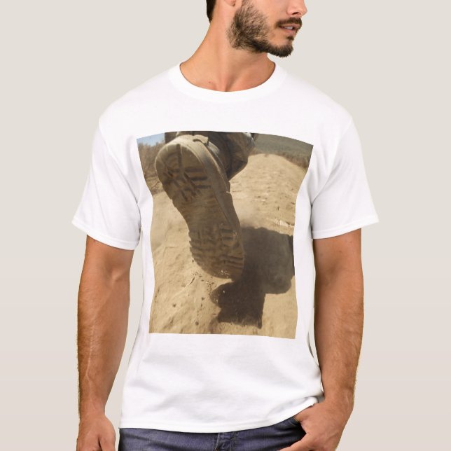 En amerikansk soldat går längs en smutsig väg tee shirt (Framsida)