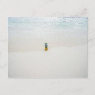 En ananas på stranden vykort