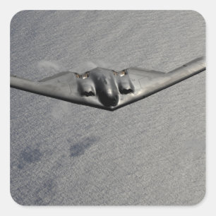 En ande B-2 flyger över Stilla havet Fyrkantigt Klistermärke