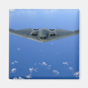 En ande B-2 soars till och med himmlen Magnet