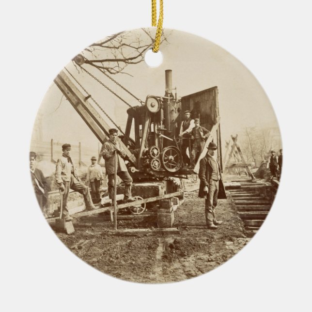 En ångakran i funktion under byggnaden av julgransprydnad keramik (Framsidan)