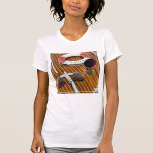 En ankare och en livboj på en träbåt t-shirt