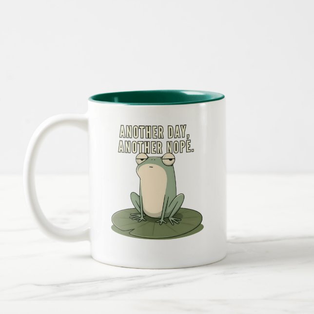 En annan dag, ett nytt nej, Grumpy Frog Två-Tonad Mugg (Vänster)