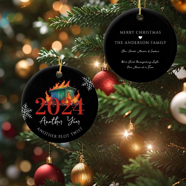 En annan Plot Twist | Lustigt 2024 Dumpster Fire Julgransprydnad Keramik (Skapare uppladdad)