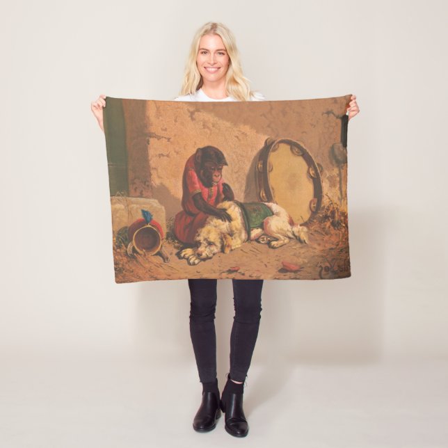 En apa och en Hund med en stor Tambourine Fleecefilt (På plats)