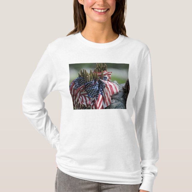 En armésoldats ryggsäck t shirt (Framsida)