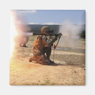 En assaultman avfyrar raket framdriven granat magnet
