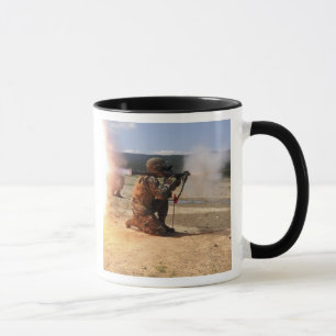 En assaultman avfyrar raket framdriven granat mugg