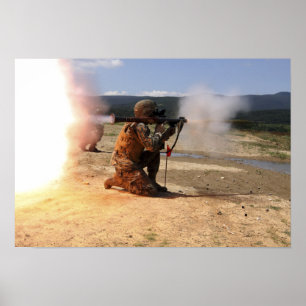 En assaultman avfyrar raket framdriven granat poster