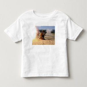 En assaultman avfyrar raket framdriven granat tee shirt