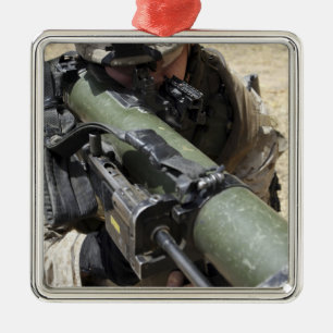 En assaultman julgransprydnad metall