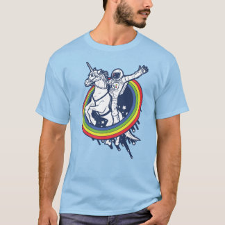En astronaut som kör en enhörning genom regnbåge t-shirt