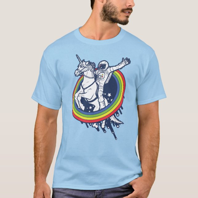 En astronaut som kör en enhörning genom regnbåge t-shirt (Framsida)