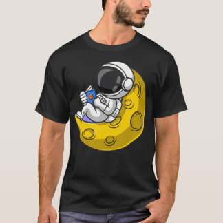 En astronaut som läser Bok vid Måne T Shirt