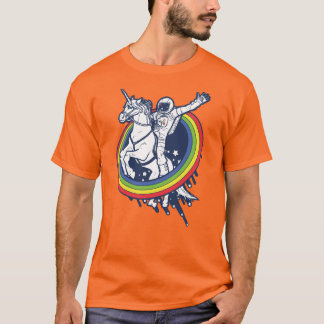 En astronaut som rider en uncorn till och med en tee shirt