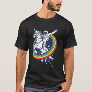 En astronaut som rider en uncorn till och med en tröja