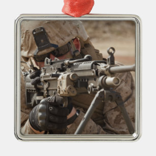 En automatisk vapenartillerist för squad ger julgransprydnad metall