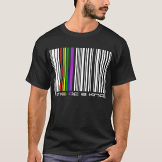 en av en sort tee shirt