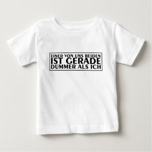 En av oss två är just nu dumare än jag bab t shirt