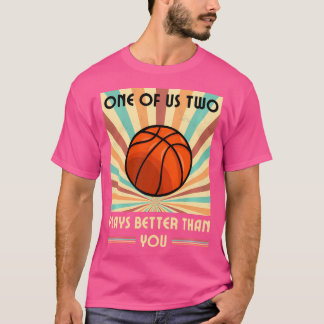 En av oss två spelar bättre än din basket t shirt