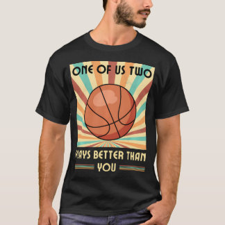En av oss två spelar bättre än din basket t shirt