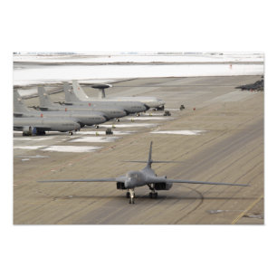 En B--1BLancer ankommer på Eielson flygvapen Fototryck