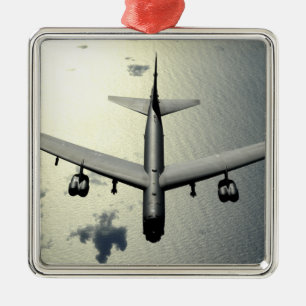 En B-52 Stratofortress i flyg 2 Julgransprydnad Metall