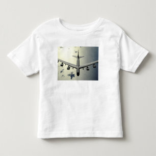 En B-52 Stratofortress i flyg 2 Tee