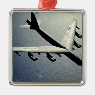 En B-52 Stratofortress i flyg Julgransprydnad Metall