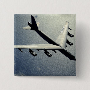 En B-52 Stratofortress i flyg Knapp