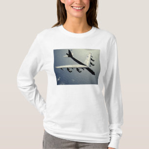 En B-52 Stratofortress i flyg T-shirt