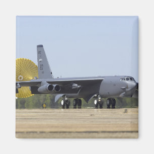 En B-52 Stratofortress utplacerar dess Magnet