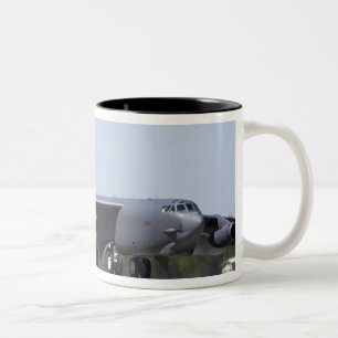 En B-52 Stratofortress utplacerar dess Två-Tonad Mugg