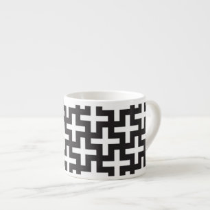 En b&w mönstrar gjort med "plus" undertecknar espressomugg