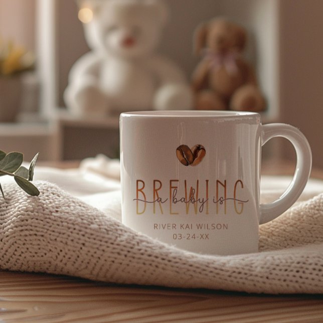 En Baby bringar kaffebabyskor Mugg (A Baby Is Brewing Coffee Mug)