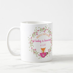 En baby bryggar den rosa tekoppflickaduschen kaffemugg