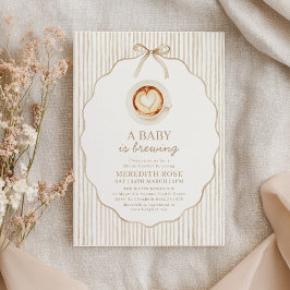 En baby brygger kaffe Babyfirande Brunrandig Inbjudningar