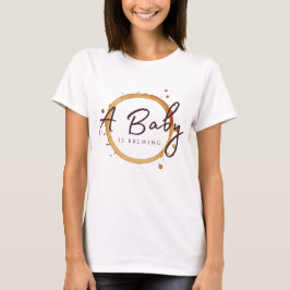 En baby brygger kaffebönor Baby Shower T Shirt
