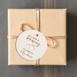 En Baby håller på att blåsa babyskabruk Gåvor Etiketter