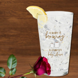 En Baby håller på att blåsa babyskabruk Glaskopp