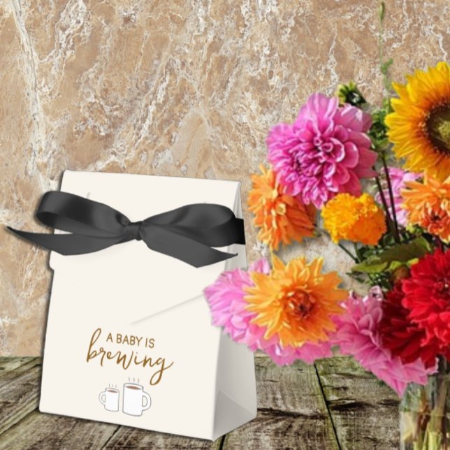 En Baby håller på att blåsa babyskabruk Presentaskar (Skapare uppladdad)