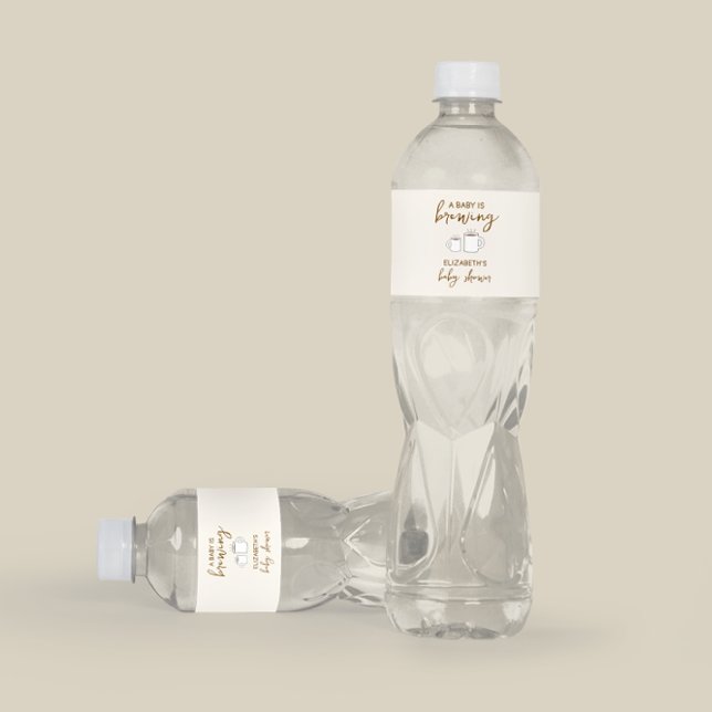 En Baby håller på att blåsa babyskabruk Vattenflaskor Etikett (Skapare uppladdad)