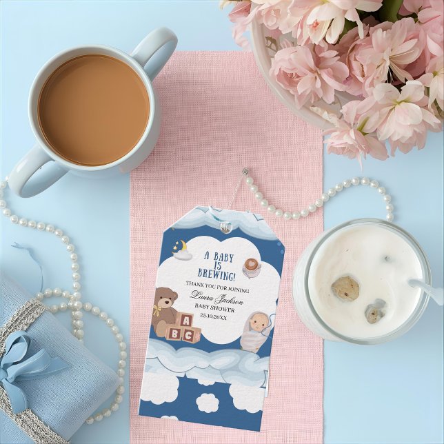 En Baby håller på att blåsa barnskor för kaffe Presentetikett (Skapare uppladdad)