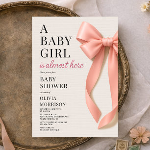 En babyflicka är nästan här Rosa babybåge babyfira Inbjudningar