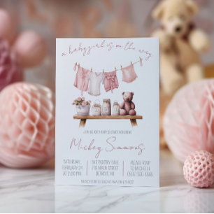 En babyflicka är på väg! Klädtorrline Babyfirande Inbjudningar