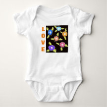 En babyflickas blommiga overall