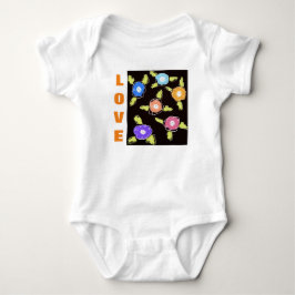 En babyflickas blommiga overall t shirt